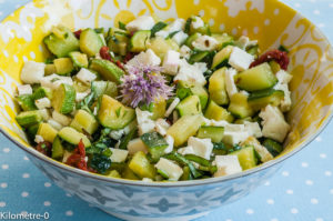 Photo de recette de salade courgettes fêta tomates confites de Kilomètre-0, blog de cuisine réalisée à partir de produits locaux et issus de circuits courts