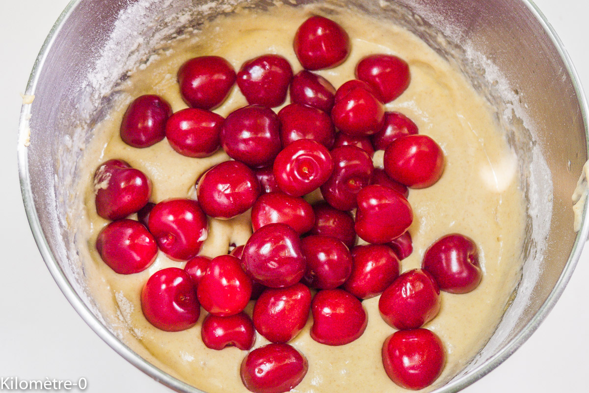 Photo de recette de gâteau du matin aux cerises de Kilomètre-0, blog de cuisine réalisée à partir de produits locaux et issus de circuits courts