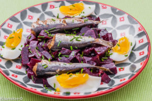 Photo de recette de salade de betterave rouge, sardines et oeufs de Kilomètre-0, blog de cuisine réalisée à partir de produits locaux et issus de circuits courts