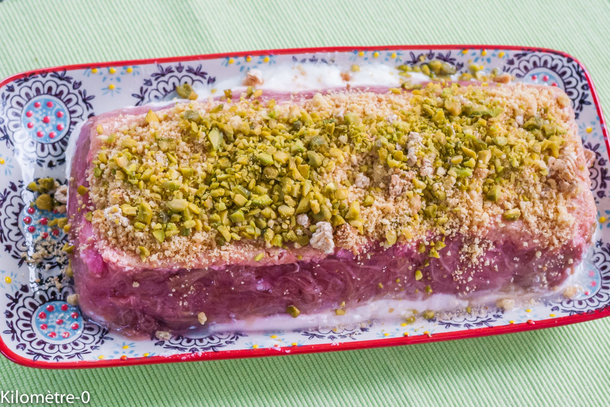 Photo de recette de fondant à la rhubarbe, pistaches et yaourt de Kilomètre-0, blog de cuisine réalisée à partir de produits locaux et issus de circuits courts