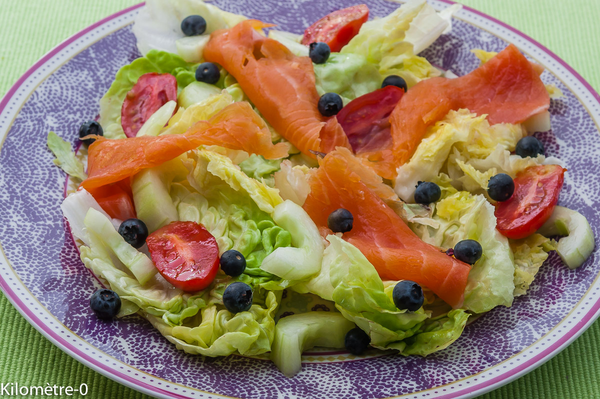 Photo de recette de salade truite, myrtilles, concombre, tomates Kilomètre-0, blog de cuisine réalisée à partir de produits locaux et issus de circuits courts
