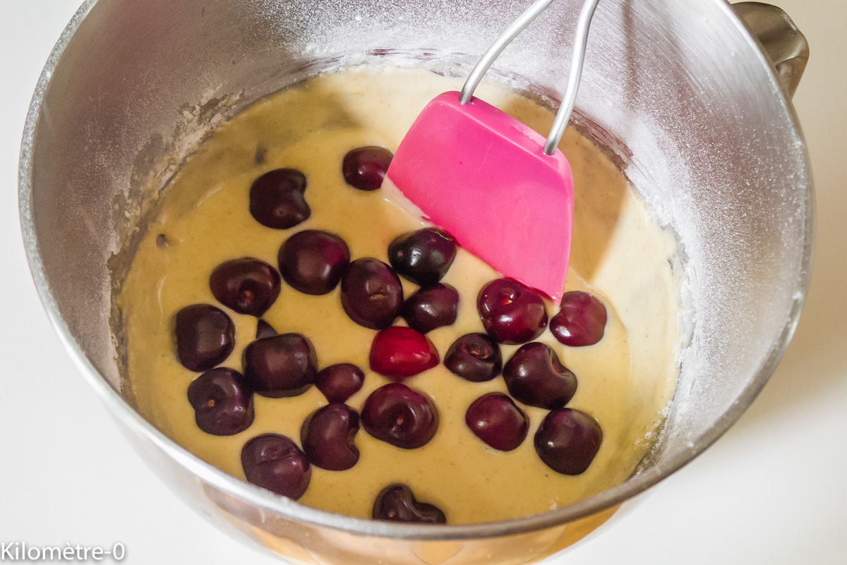 Photo de recette de gâteau facile cerises pistaches Kilomètre-0, blog de cuisine réalisée à partir de produits locaux et issus de circuits courts
