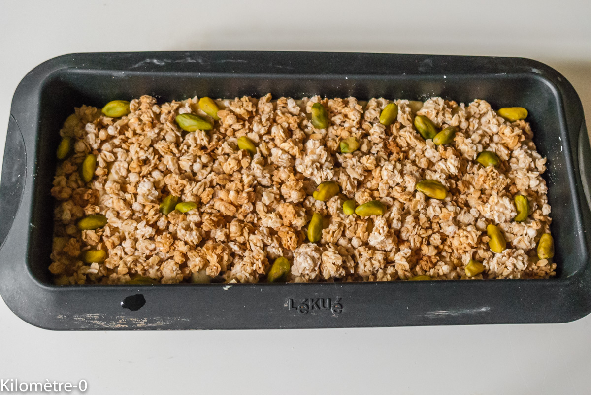 Photo de recette de gâteau crumble cerises pistaches facile de Kilomètre-0, blog de cuisine réalisée à partir de produits locaux et issus de circuits courts