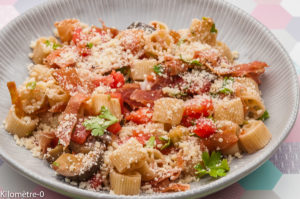 Photo de recette de salade de pâtes italienne, aubergines, parmesan, tomate, facile, rapide, léger de Kilomètre-0, blog de cuisine réalisée à partir de produits locaux et issus de circuits courts