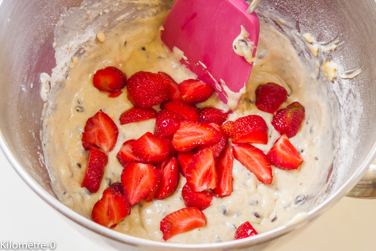Photo de recette de gâteau du matin fraises chocolat facile rapide léger de Kilomètre-0, blog de cuisine réalisée à partir de produits locaux et issus de circuits courts