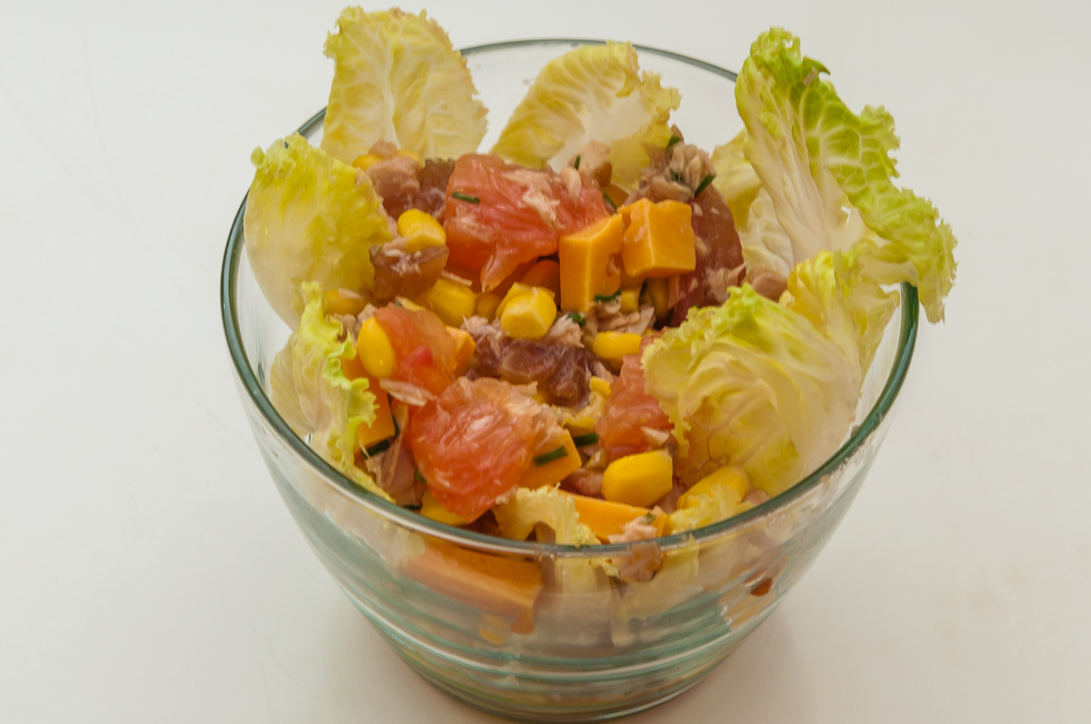 Photo de recette de salade maïs, thon, tomates, mimolette, facile, rapide, légère de Kilomètre-0, blog de cuisine réalisée à partir de produits locaux et issus de circuits courts