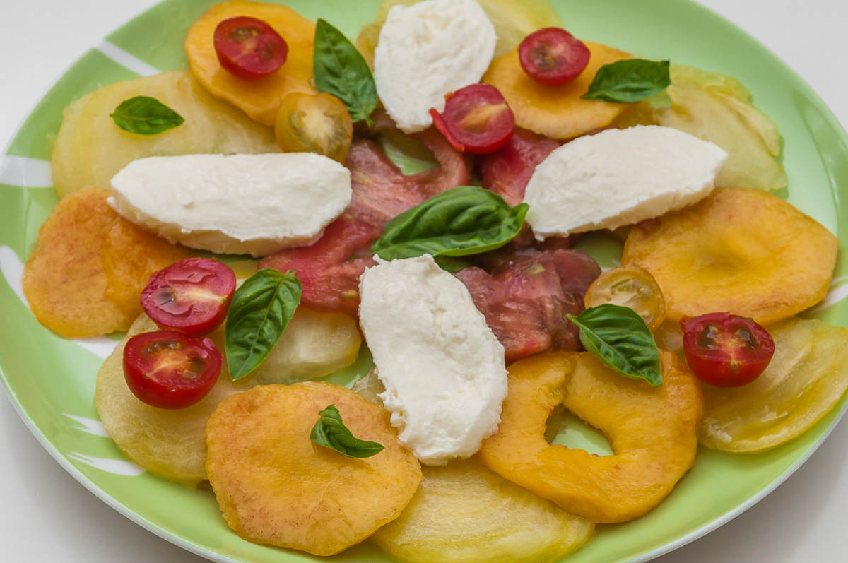 Photo de recette de salade de tomates anciennes aux nectarines facile, rapide, léger deKilomètre-0, blog de cuisine réalisée à partir de produits locaux et issus de circuits courts