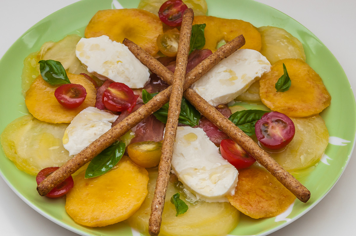 Photo de recette de salade de tomates anciennes aux nectarines facile, rapide, léger deKilomètre-0, blog de cuisine réalisée à partir de produits locaux et issus de circuits courts