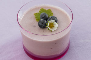 Photo de recette de panna cotta cassis facile, rapide, léger, économique, été de Kilomètre-0, blog de cuisine réalisée à partir de produits locaux et issus de circuits courts