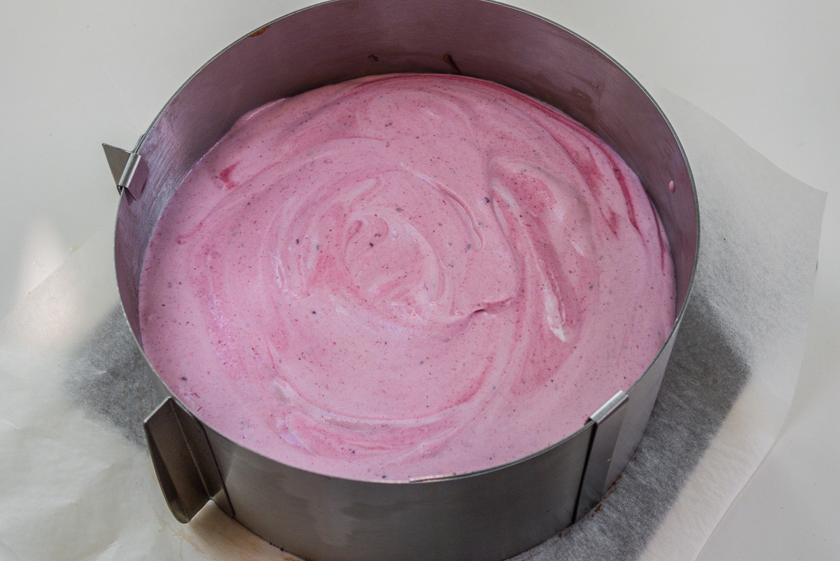Photo de recette de beau gâteau facile mousse pêche fruits rouges, framboises, léger, été, estival deKilomètre-0, blog de cuisine réalisée à partir de produits locaux et issus de circuits courts