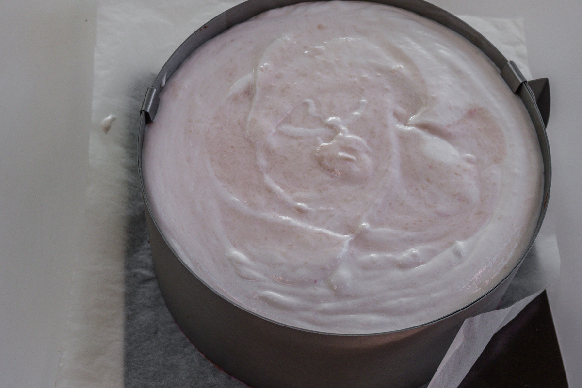 Photo de recette de beau gâteau facile mousse pêche fruits rouges, framboises, léger, été, estival deKilomètre-0, blog de cuisine réalisée à partir de produits locaux et issus de circuits courts