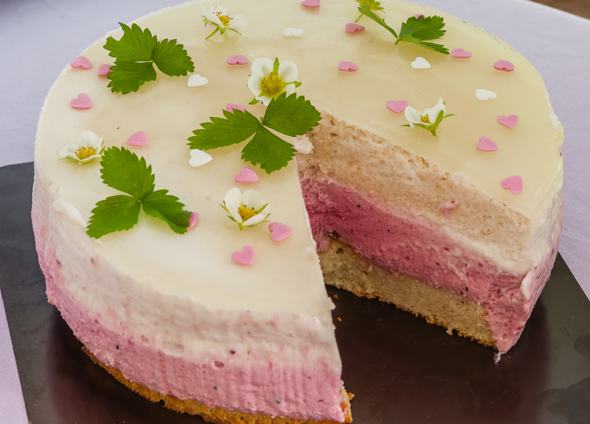 Photo de recette de beau gâteau facile mousse pêche fruits rouges, framboises, léger, été, estival deKilomètre-0, blog de cuisine réalisée à partir de produits locaux et issus de circuits courts