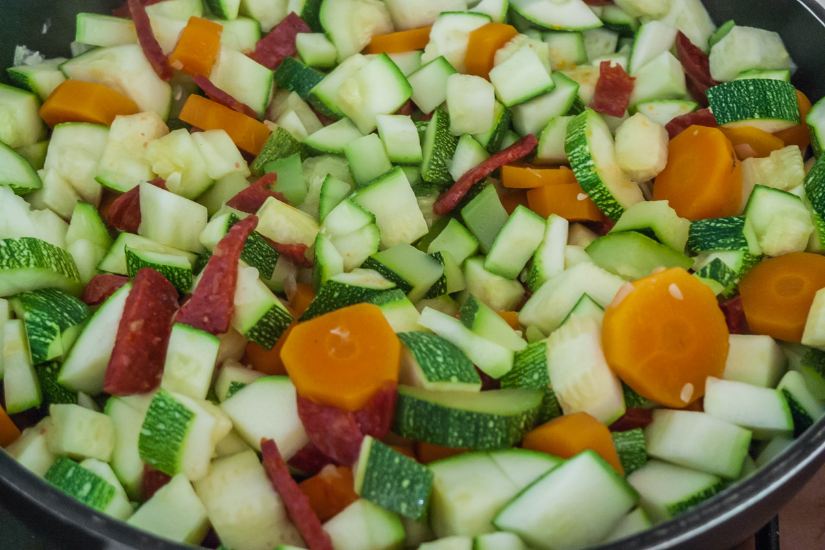 Photo de recette de poelee de courgettes carottes chorizo facile rapide léger, bio de Kilomètre-0, blog de cuisine réalisée à partir de produits locaux et issus de circuits courts