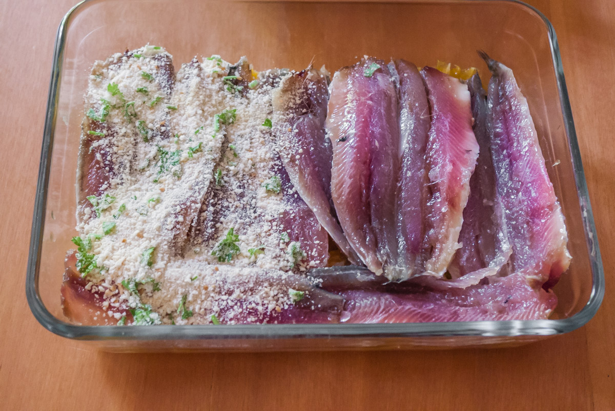 Photo de recette de gratin de sardines aux oranges, pignons et chapelure facile rapide légère de Kilomètre-0, blog de cuisine réalisée à partir de produits locaux et issus de circuits courts
