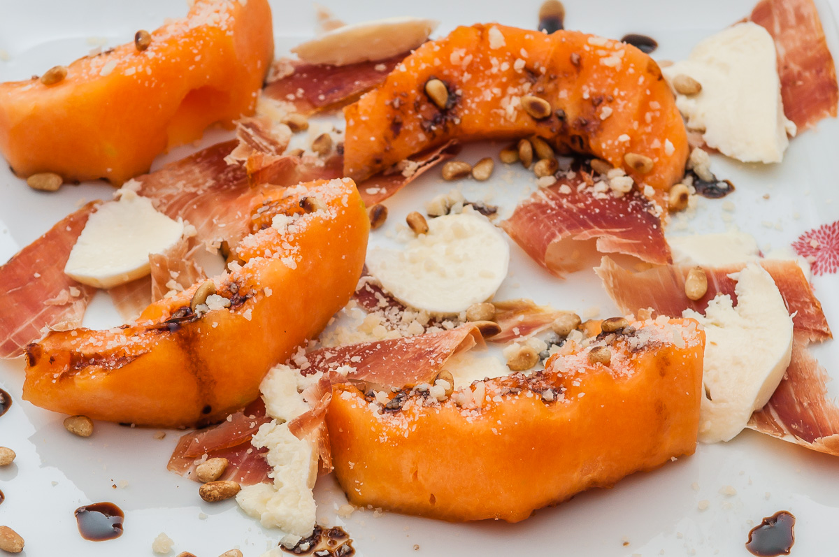 Photo de recette de melon grillé mozza, jambon et pignons de pin de  Kilomètre-0, blog de cuisine réalisée à partir de produits locaux et issus de circuits courts