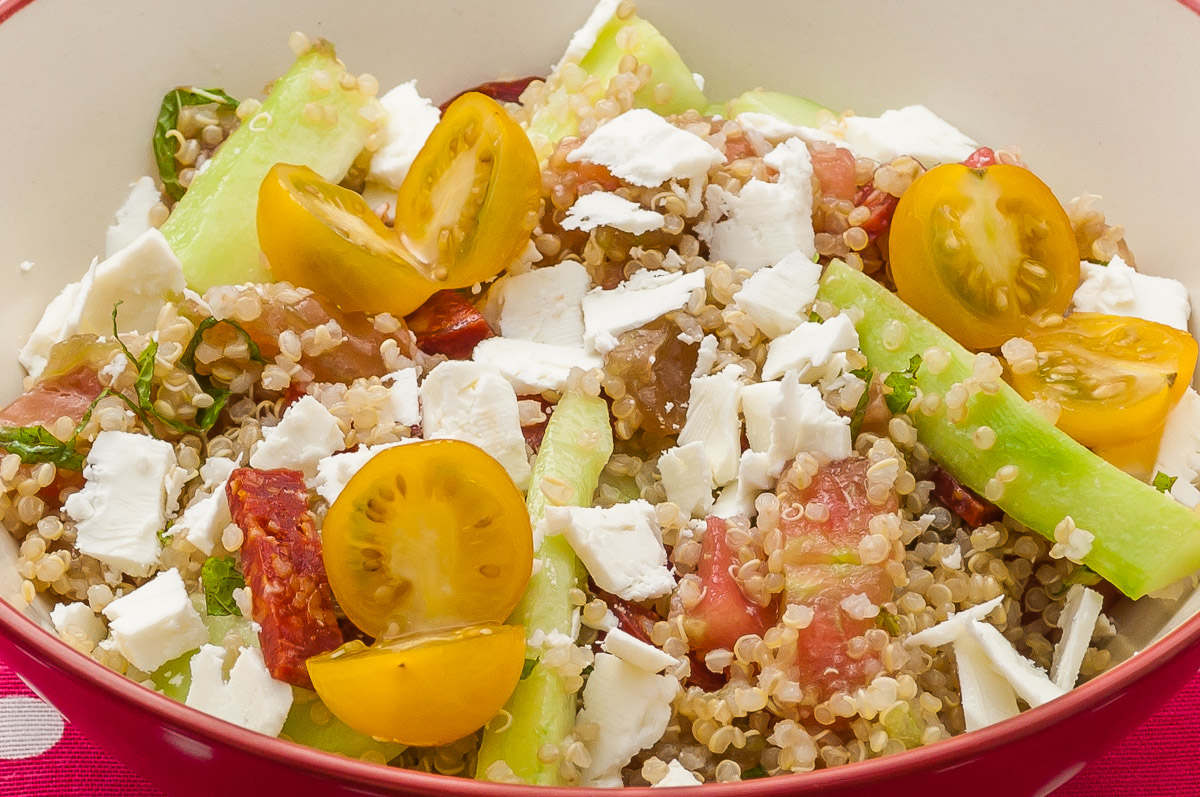 Photo de recette de salade,  taboulé quinoa, fêta, tomates, concombre, facile, rapide, légère deKilomètre-0, blog de cuisine réalisée à partir de produits locaux et issus de circuits courts