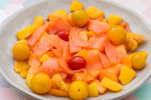 Photo de recette de salade de melon, saumon fumé, tomates cerises, nectarines de Kilomètre-0, blog de cuisine réalisée à partir de produits locaux et issus de circuits courts