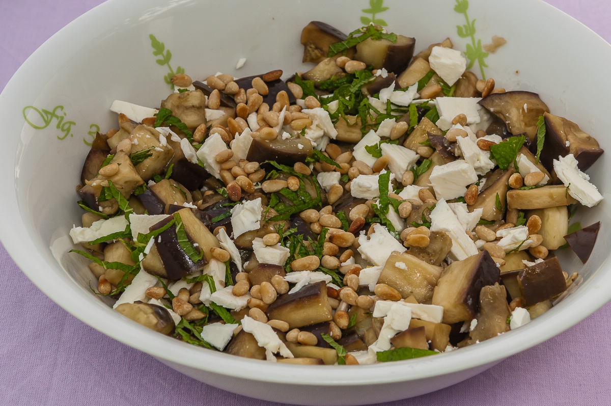 Photo de recette de salade facile, aubergines, fêta, pignons de pin, rapide, léger, estival deKilomètre-0, blog de cuisine réalisée à partir de produits locaux et issus de circuits courts