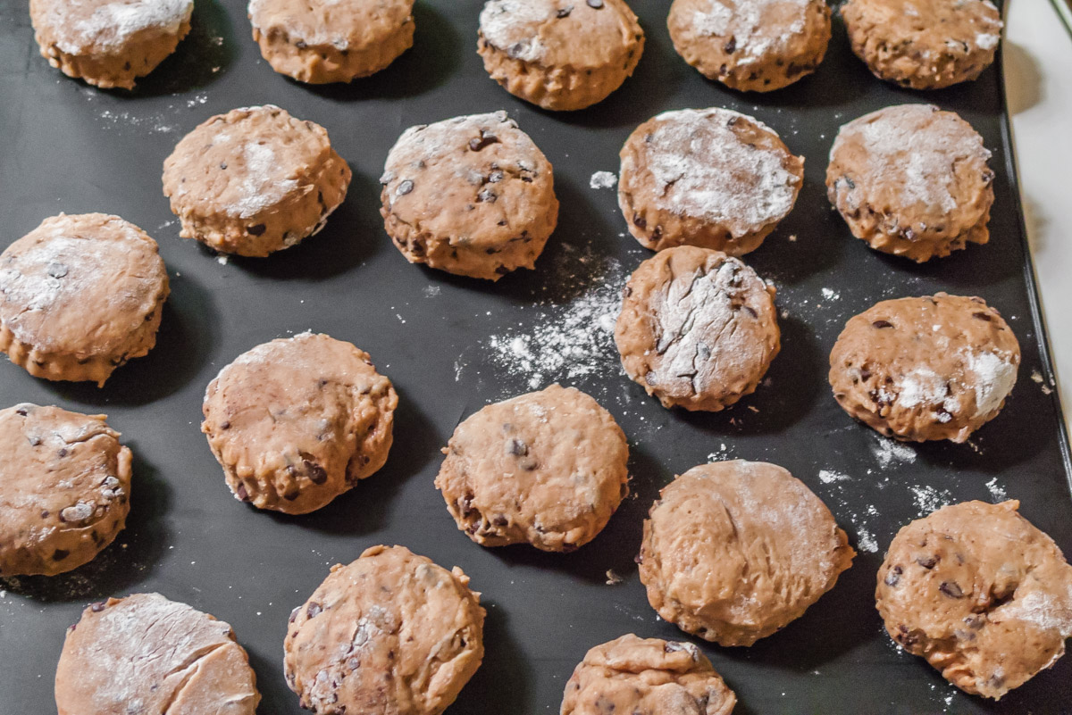 Photo de recette de scones facile chocolat rapide de Kilomètre-0, blog de cuisine réalisée à partir de produits locaux et issus de circuits courts
