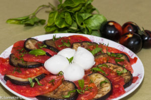 Photo de recette de salade tomates aubergines mozzarella facile, léger, bio de Kilomètre-0, blog de cuisine réalisée à partir de produits locaux et issus de circuits courts