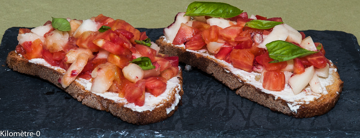 Photo de recette de bruschetta facile, rapide, légère, bio de tomates pêche de Kilomètre-0, blog de cuisine réalisée à partir de produits locaux et issus de circuits courts