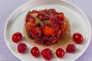 Photo de recette de salade tomates fraises balsamique basilic rapide léger bio frais été facile deKilomètre-0, blog de cuisine réalisée à partir de produits locaux et issus de circuits courts