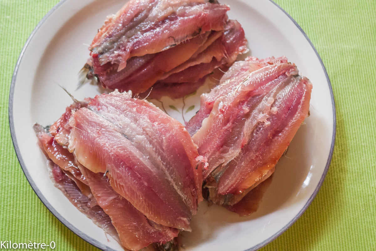 Sardines aux oignons rouges, raisins secs et pignons : étape 1 — Videz les sardines et enlevez si vous le souhaitez les…