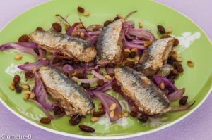 Photo de recette de sardines aux oignons rouges, raisins secs et pignons facile, rapide, léger de Kilomètre-0, blog de cuisine réalisée à partir de produits locaux et issus de circuits courts