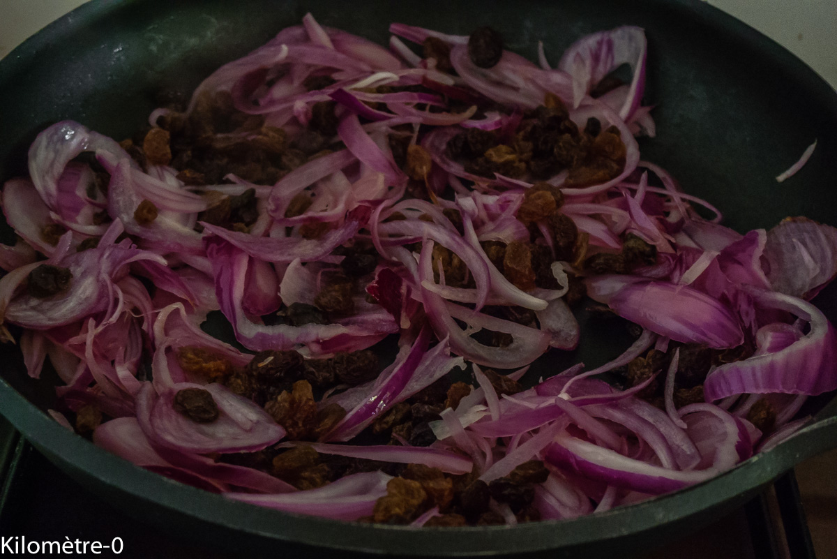 Sardines aux oignons rouges, raisins secs et pignons : étape 2 — Faites tremper les raisins secs 30 minutes, rincez-les bien…