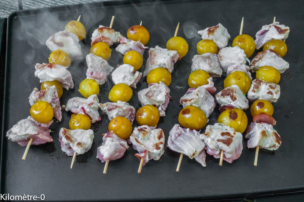 Photo de recette de brochette porc mirabelles facile rapide légère de Kilomètre-0, blog de cuisine réalisée à partir de produits locaux et issus de circuits courts