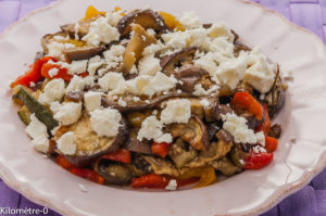 Photo de recette de salade de légumes d'été à la fêta facile, légère bio de Kilomètre-0, blog de cuisine réalisée à partir de produits locaux et issus de circuits courts