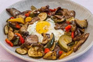 Photo de recette de oeuf et légumes grillés rotis de Kilomètre-0, blog de cuisine réalisée à partir de produits locaux et issus de circuits courts