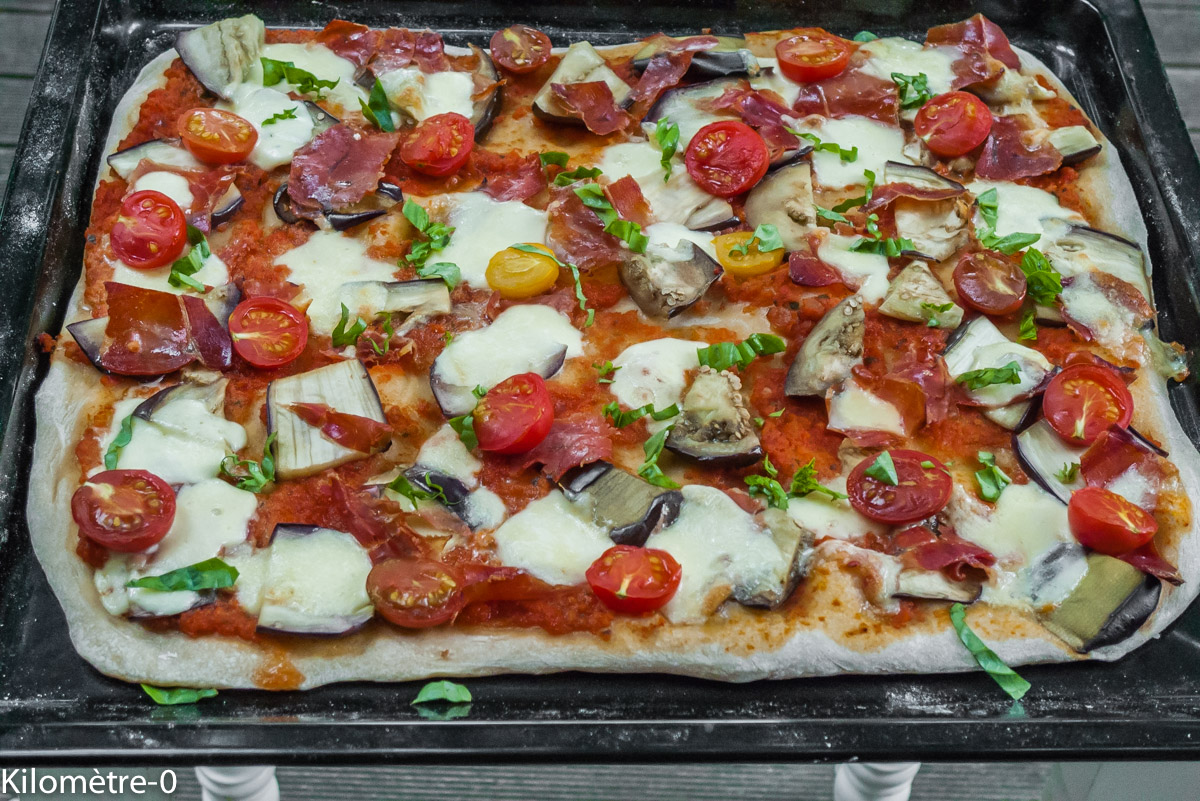 Photo de recette de pizza jambon aubergine, mozza facile rapide, léger économique deKilomètre-0, blog de cuisine réalisée à partir de produits locaux et issus de circuits courts