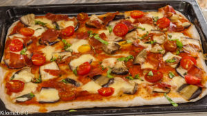 Photo de recette de pizza jambon aubergine, mozza facile rapide, léger économique deKilomètre-0, blog de cuisine réalisée à partir de produits locaux et issus de circuits courts