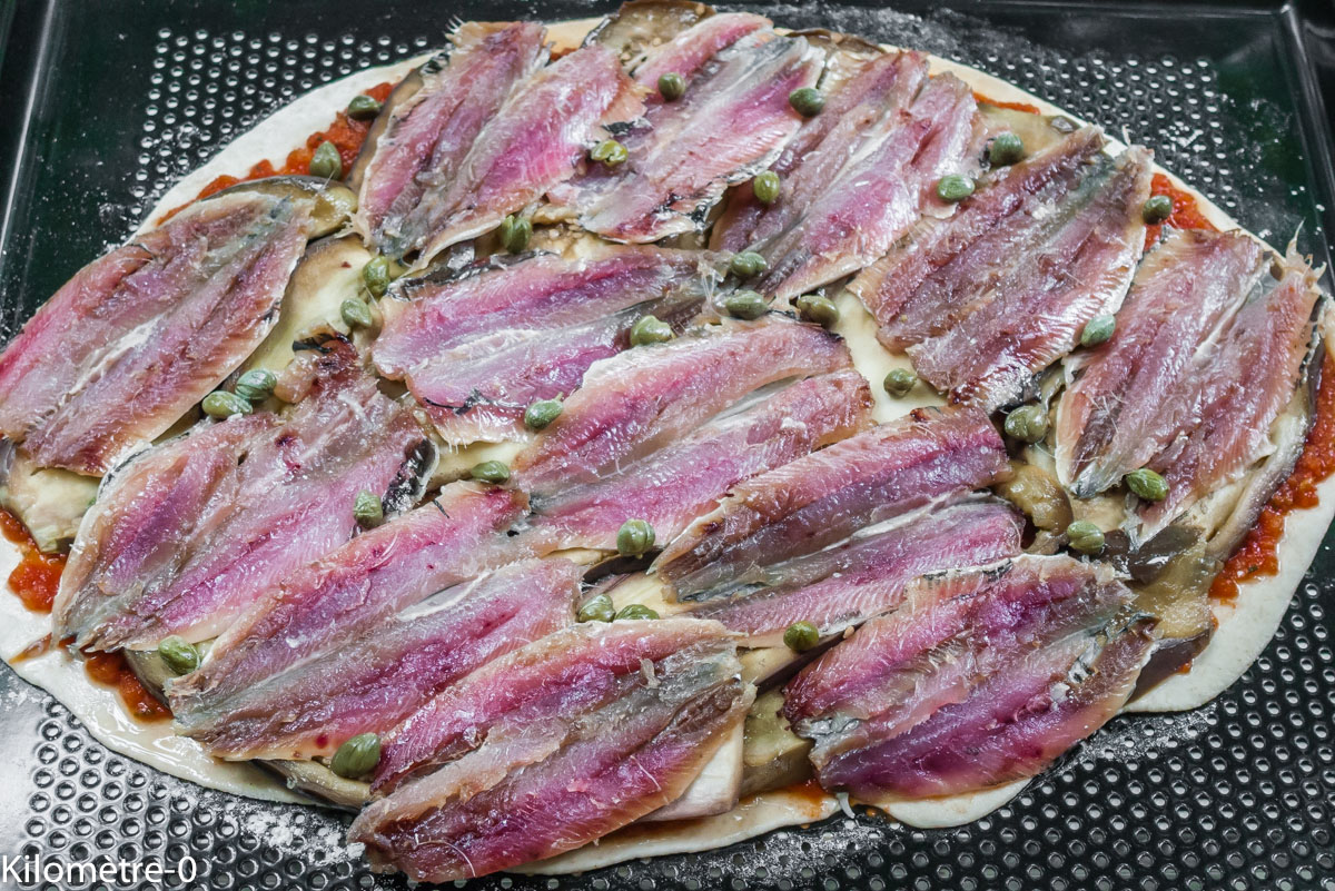 Photo de recette de pizza sardines aubergines câpres, facile, rapide, économique fait maison de Kilomètre-0, blog de cuisine réalisée à partir de produits locaux et issus de circuits courts