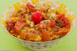 Photo de recette de salade tomates saumon fumé, coeur de palmier, maïs, menthe, facile, rapide, oeuf, léger de  Kilomètre-0, blog de cuisine réalisée à partir de produits locaux et issus de circuits courts