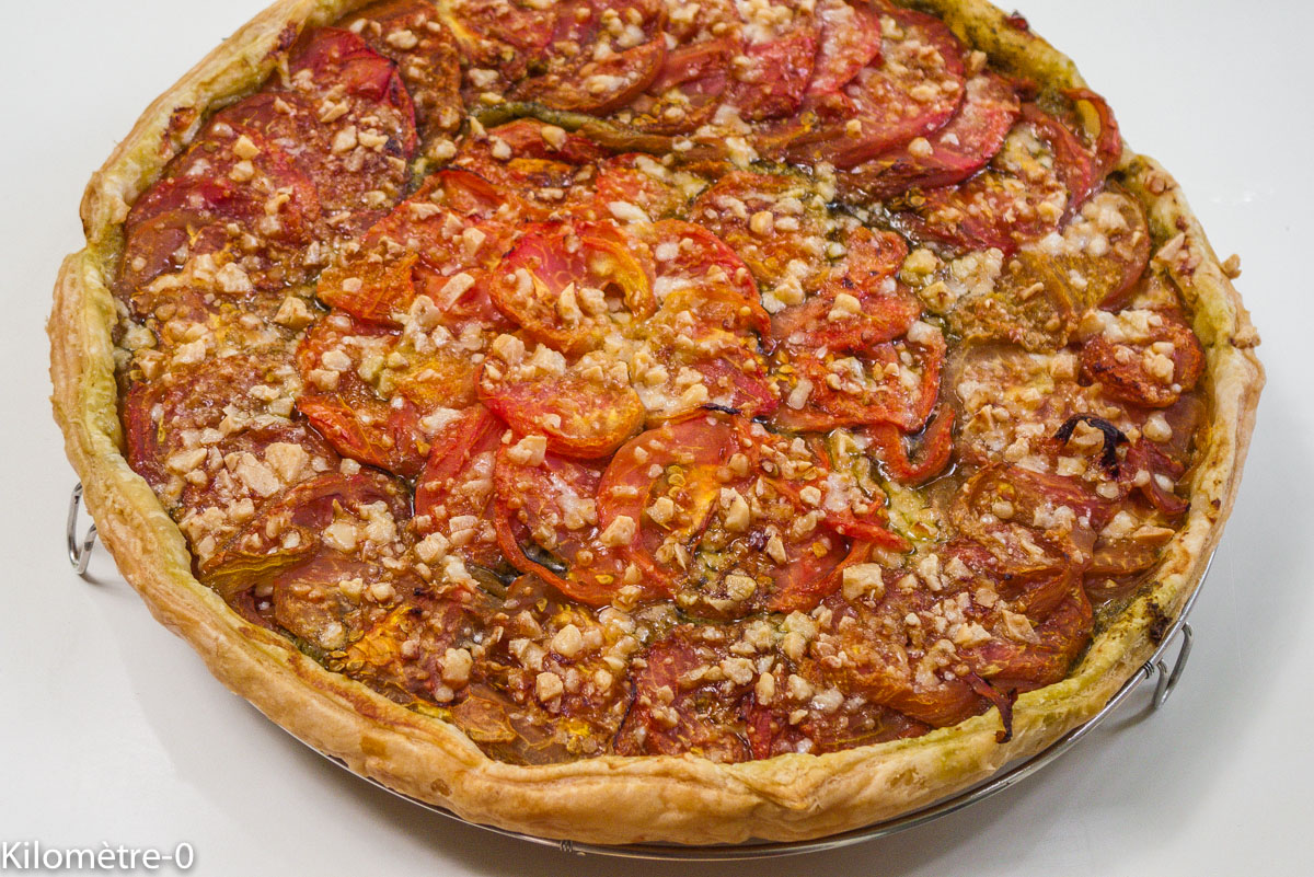 Photo de recette de tarte facile, rapide, bio, tomates, pesto, pécorino de Kilomètre-0, blog de cuisine réalisée à partir de produits locaux et issus de circuits courts