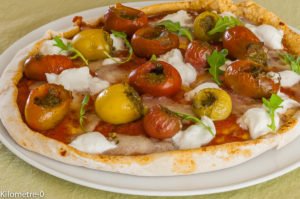 Photo de recette de pizza tomates cerises pesto, pécorino, mozzarella facile rapide, léger deKilomètre-0, blog de cuisine réalisée à partir de produits locaux et issus de circuits courts