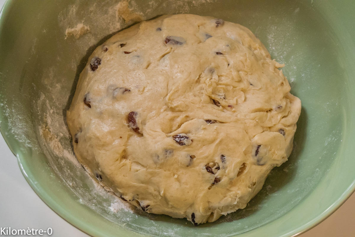 Photo de recette de brioche aux raisins facile, légère et bio de Kilomètre-0, blog de cuisine réalisée à partir de produits locaux et issus de circuits courts