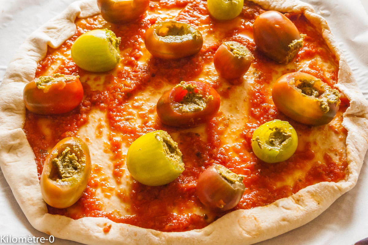 Photo de recette de pizza tomates cerises pesto, pécorino, mozzarella facile rapide, léger deKilomètre-0, blog de cuisine réalisée à partir de produits locaux et issus de circuits courts