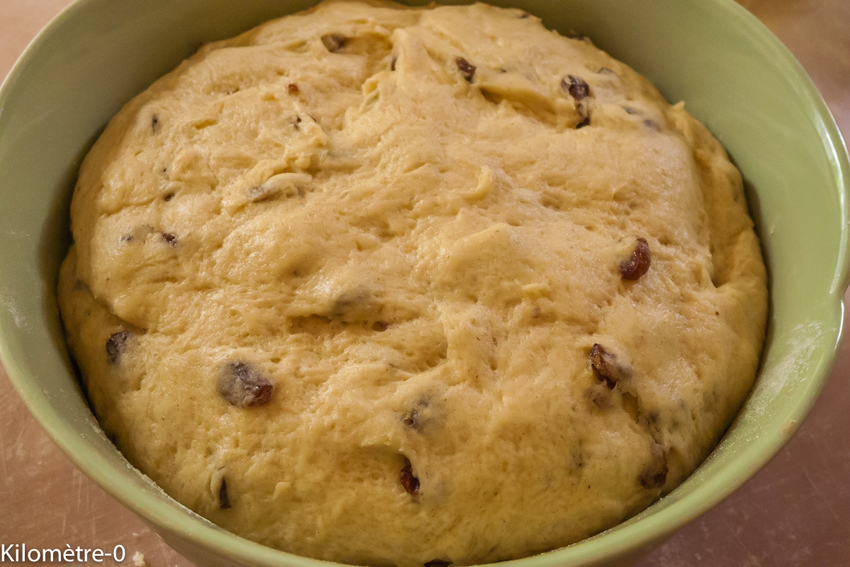 Photo de recette de brioche aux raisins facile, légère et bio de Kilomètre-0, blog de cuisine réalisée à partir de produits locaux et issus de circuits courts