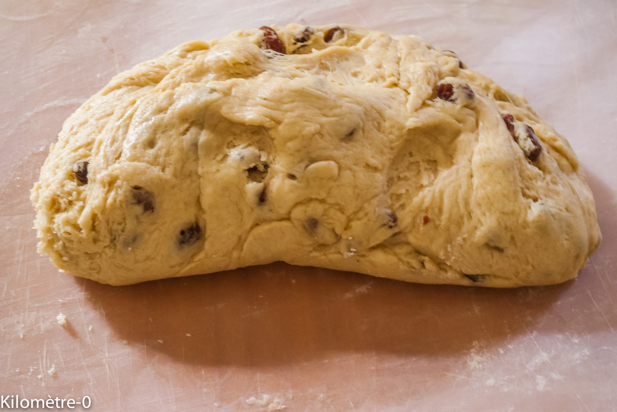 Photo de recette de brioche aux raisins facile, légère et bio de Kilomètre-0, blog de cuisine réalisée à partir de produits locaux et issus de circuits courts