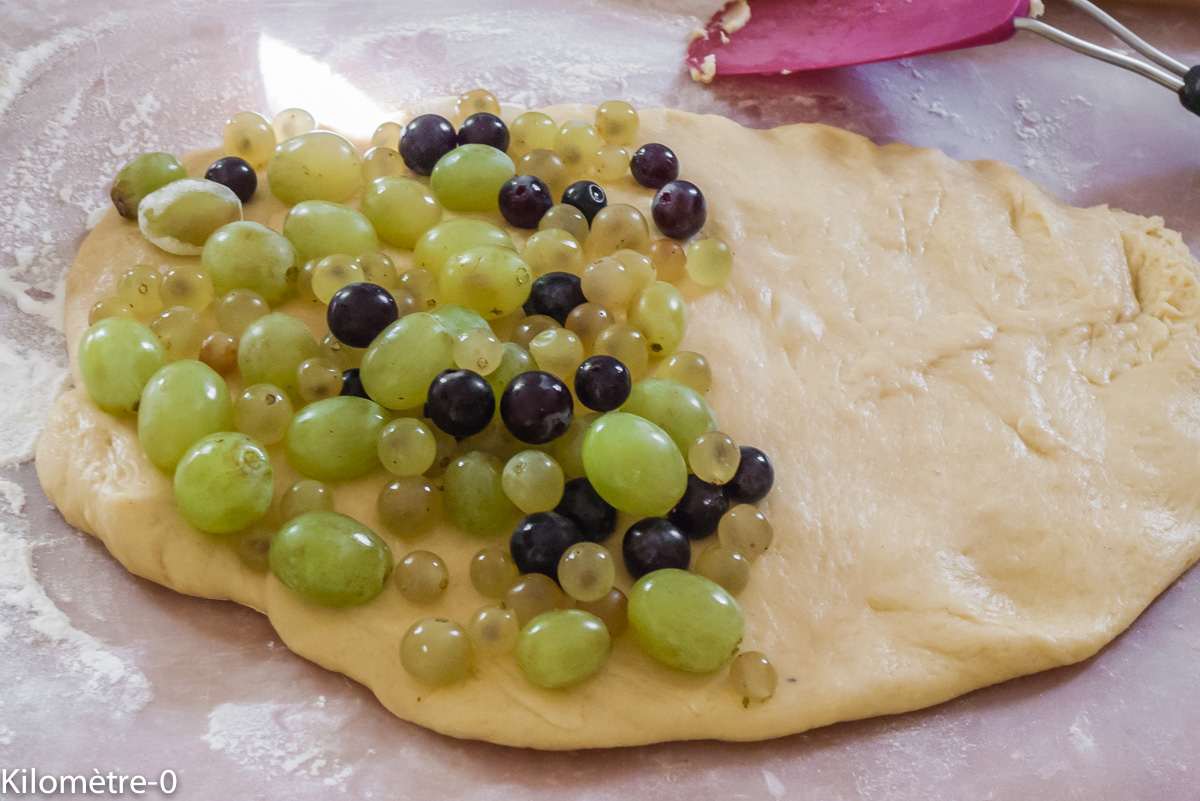 Photo de recette de brioche aux raisins facile, légère et bio de Kilomètre-0, blog de cuisine réalisée à partir de produits locaux et issus de circuits courts