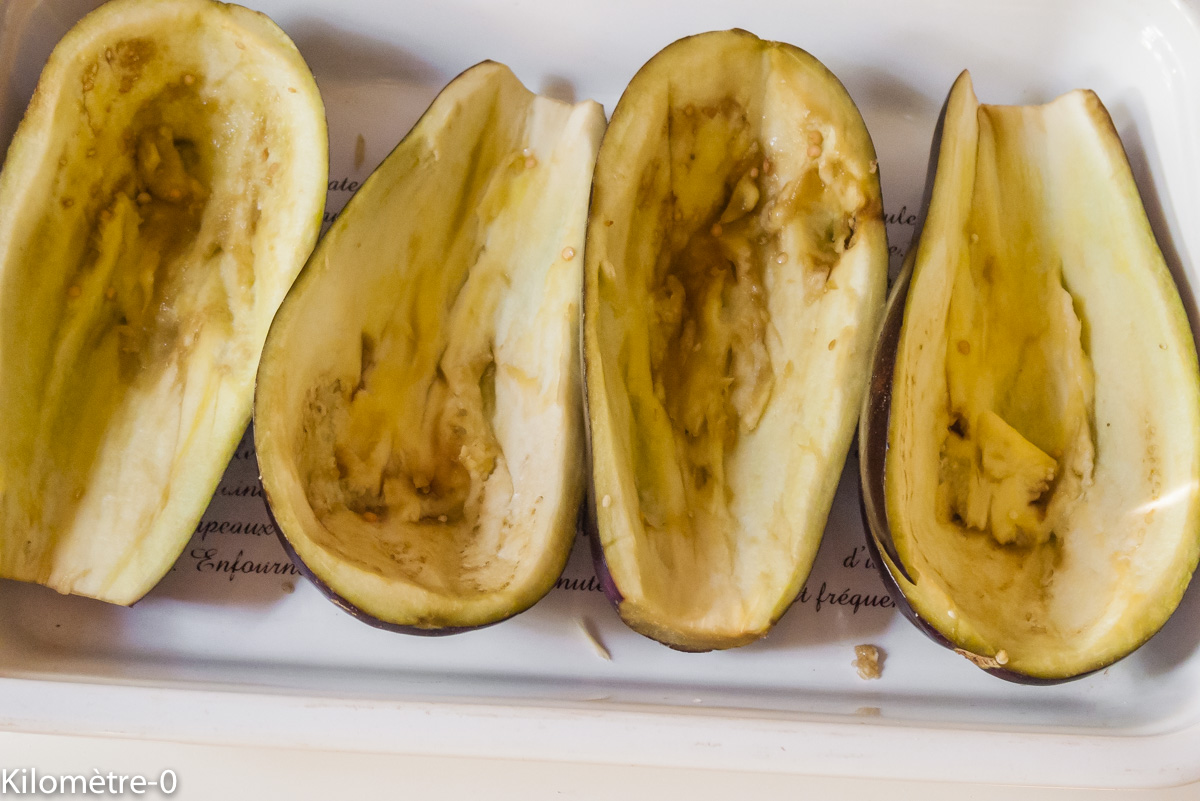 Photo de recette d'aubergines farcies aux champignons, girolles, saucisse, tomates facile, rapide, léger, bio de Kilomètre-0, blog de cuisine réalisée à partir de produits locaux et issus de circuits courts