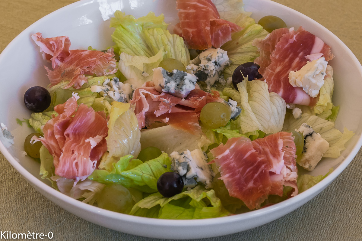Photo de recette de salade de raisins noirs, chasselas, jambon, roquefort, facile, rapide, léger, économique de Kilomètre-0, blog de cuisine réalisée à partir de produits locaux et issus de circuits courts