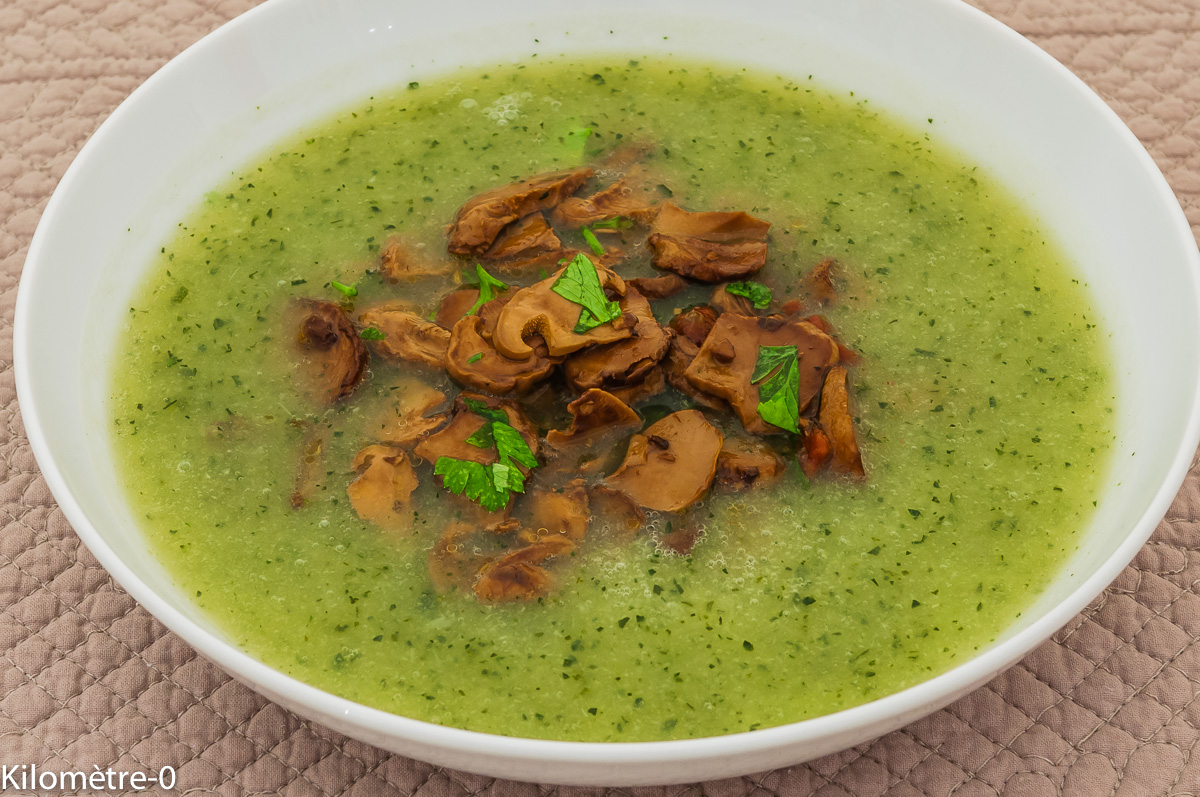 Photo de recette végétarienne, healthy, bio,  de soupe, potage, velouté, courgette, pied de mouton, champignons, facile, rapide, bio deKilomètre-0, blog de cuisine réalisée à partir de produits locaux et issus de circuits courts