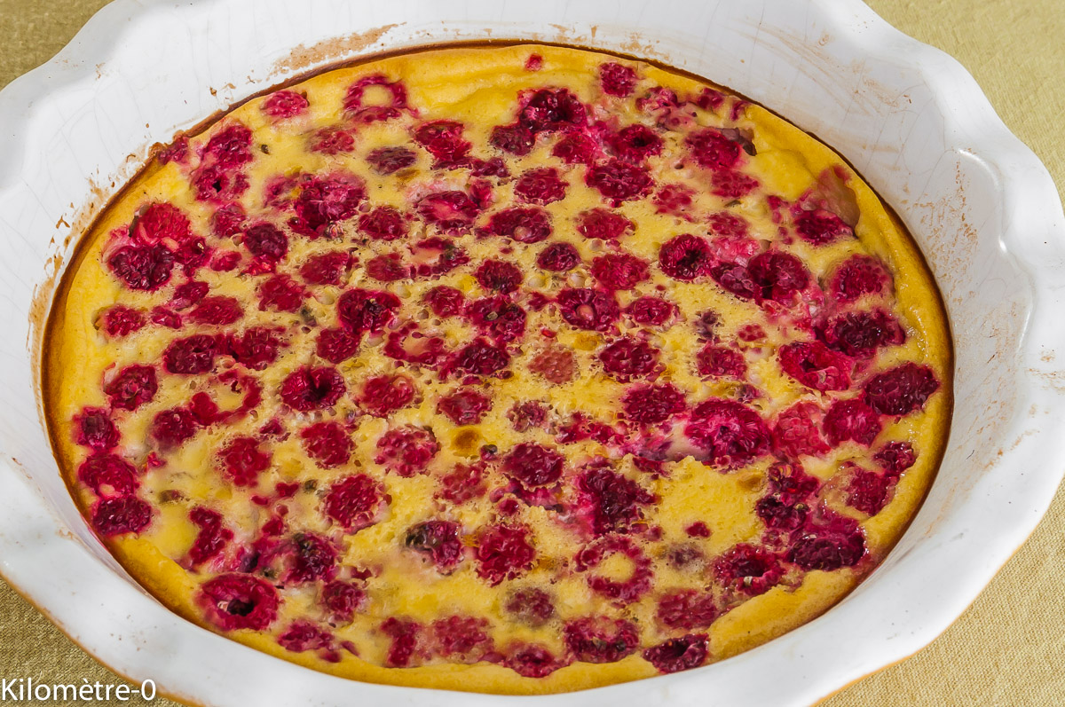 Photo de recette de clafoutis aux framboises facile, rapide, léger, bio de Kilomètre-0, blog de cuisine réalisée à partir de produits locaux et issus de circuits courts