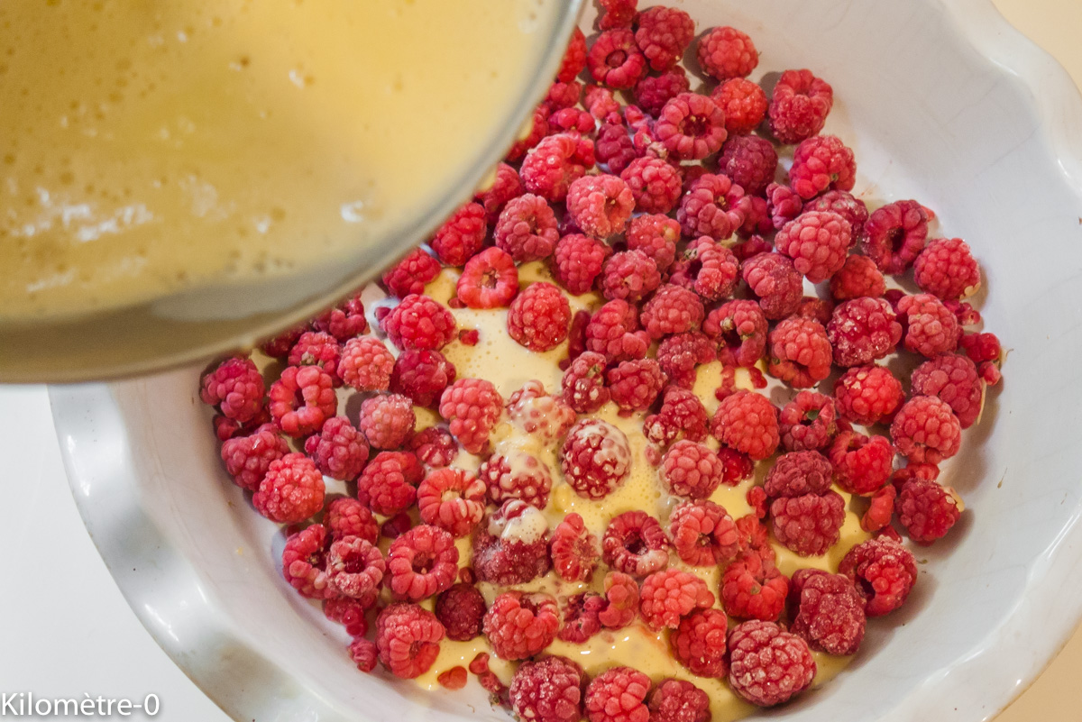 Photo de recette de clafoutis aux framboises facile, rapide, léger, bio de Kilomètre-0, blog de cuisine réalisée à partir de produits locaux et issus de circuits courts