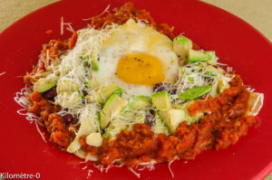 Photo de recette de Kilomètre-0, recette du Honduras, huevos rancheros, Amérique centrale, oeuf, avocat, végétarien,