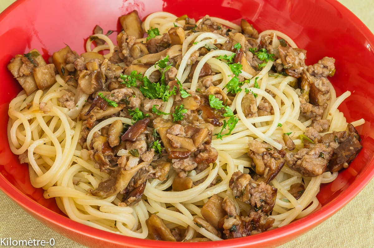 Photo de recette de spaghetti facile, rapide, saucisse, cèpes, champignons, parmesan, léger, de Kilomètre-0, blog de cuisine réalisée à partir de produits locaux et issus de circuits courts